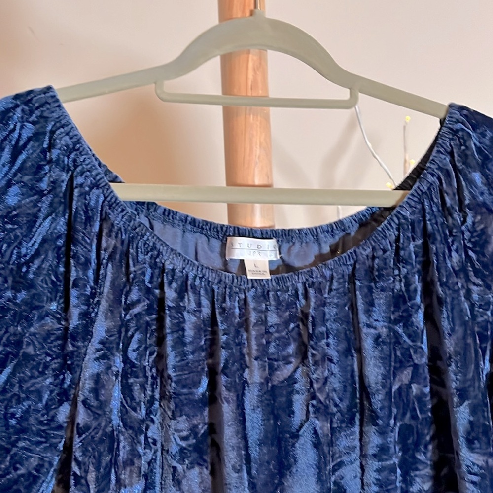 💙Studio JPR Royal navy blue velvet top. Peplum hem, bell sleeves, lace trim. EUC - Picture 6 of 6